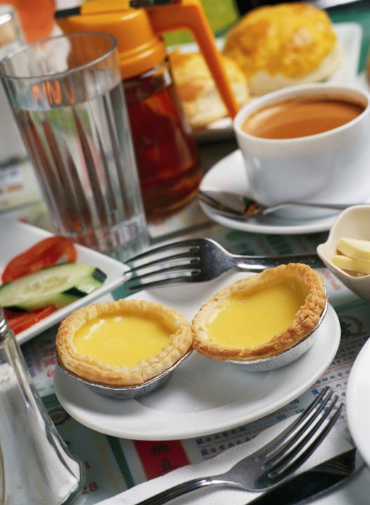 Eiertörtchen und Getränke in einem Hongkonger Café