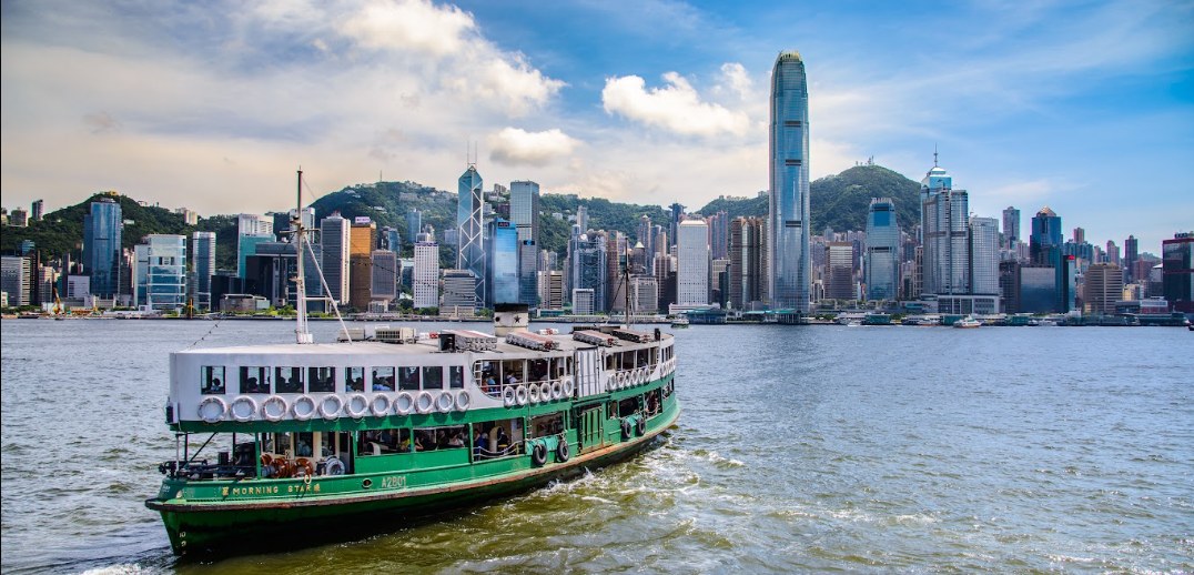 Star Ferry vor der Skyline von Hongkong