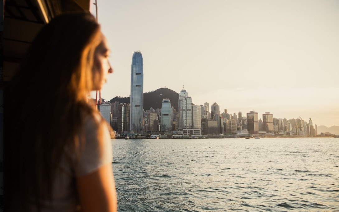 Blick auf Hongkongs Skyline am Victoria Harbour